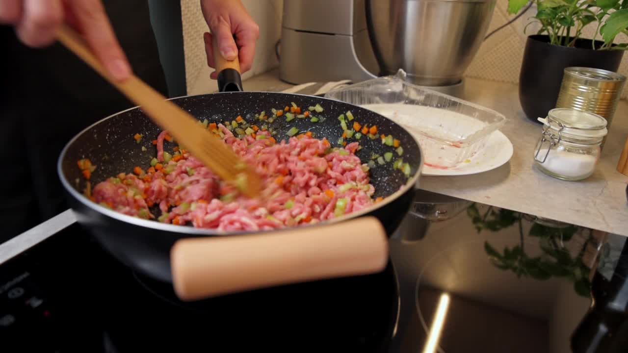 女人在厨房里做肉酱视频素材