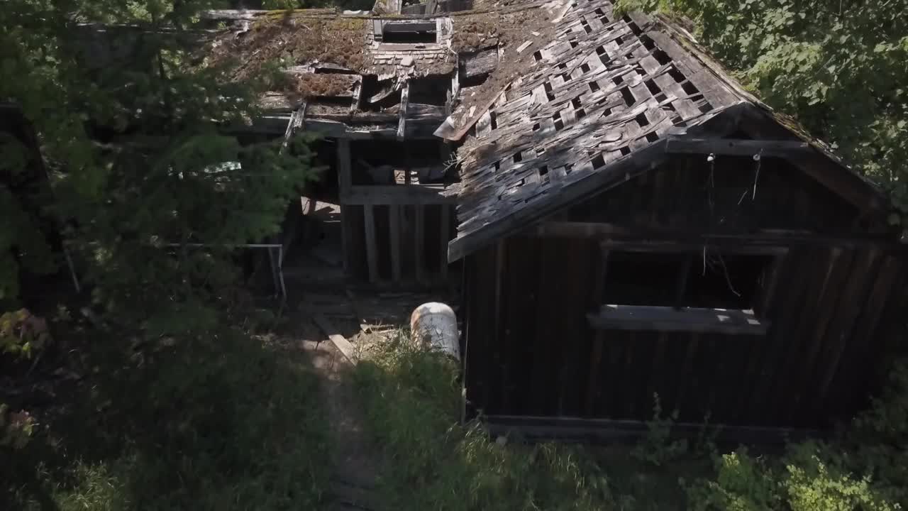 破旧旧建筑的空中天桥视频素材