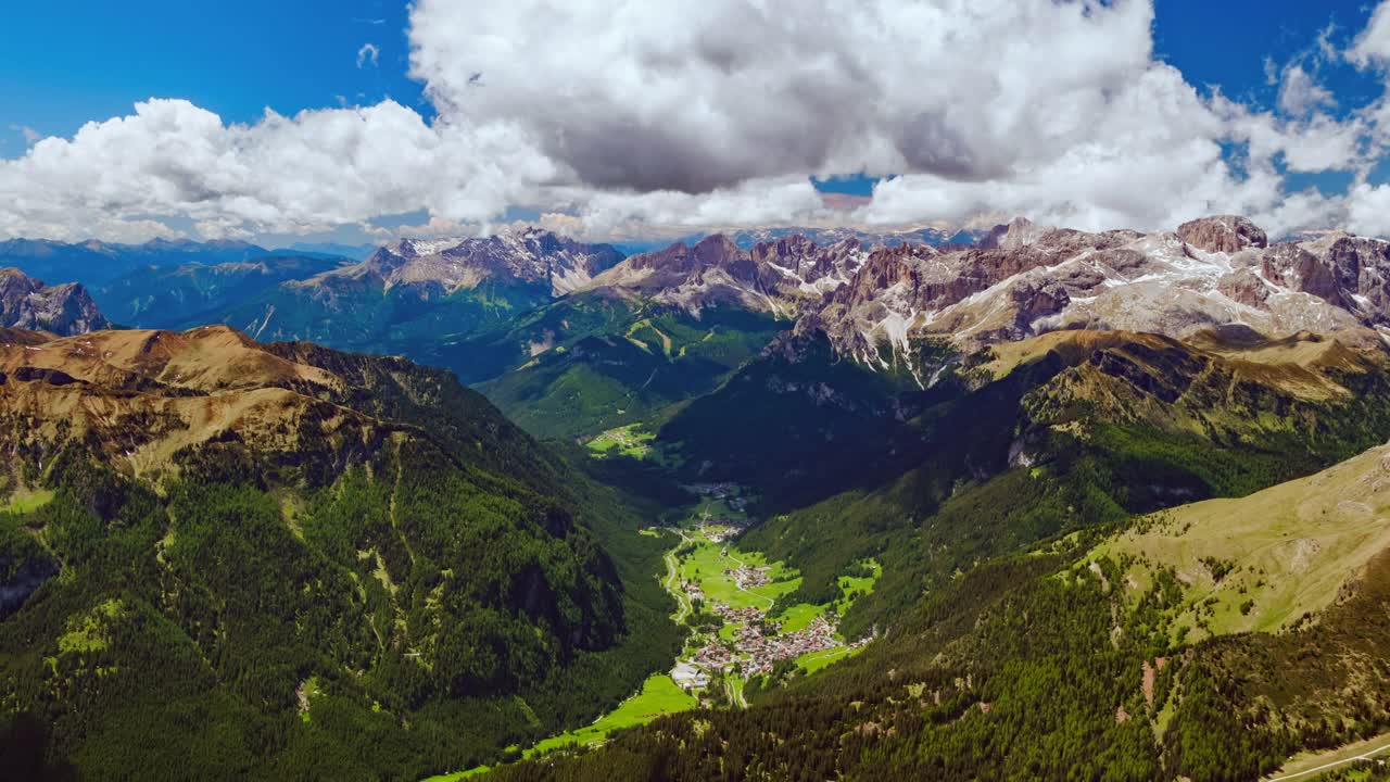 4K空中拍摄的意大利特伦蒂诺社区坎皮特洛迪法沙(Campitello di Fassa)上空移动的云层视频素材