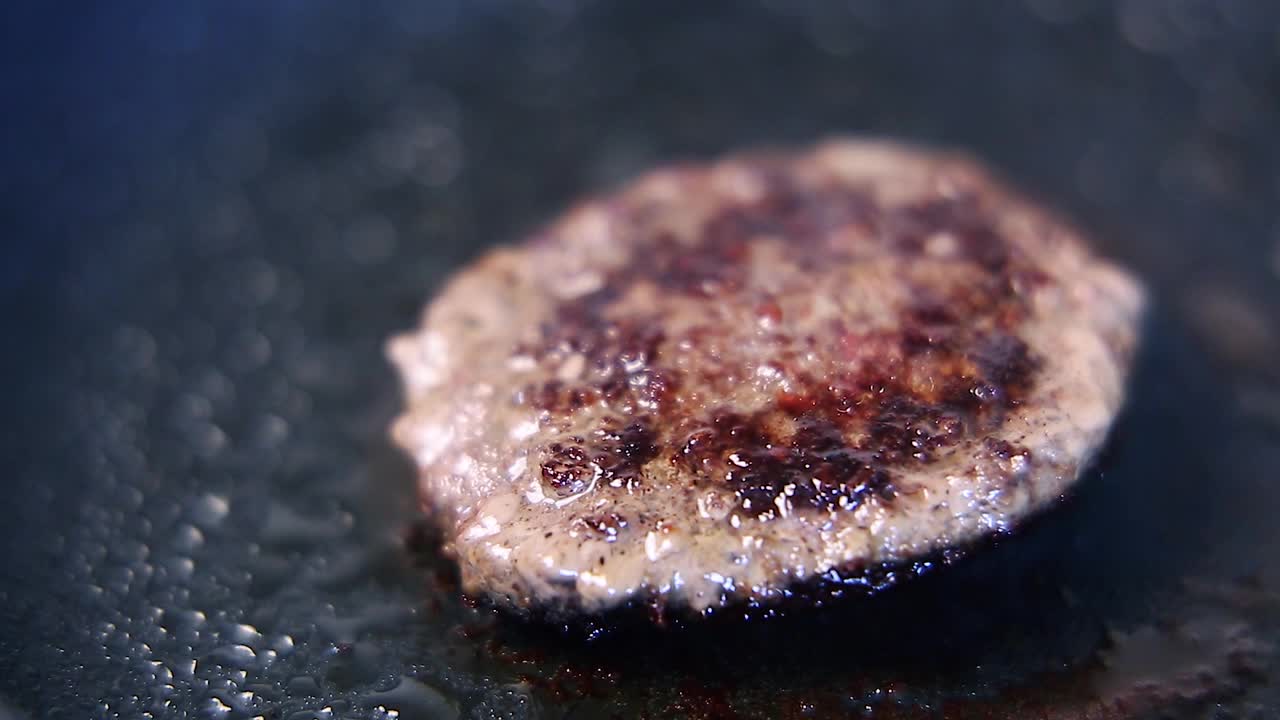 汉堡肉片做饭。切碎的牛肉在锅上煎在近距离的视频剪辑视频素材