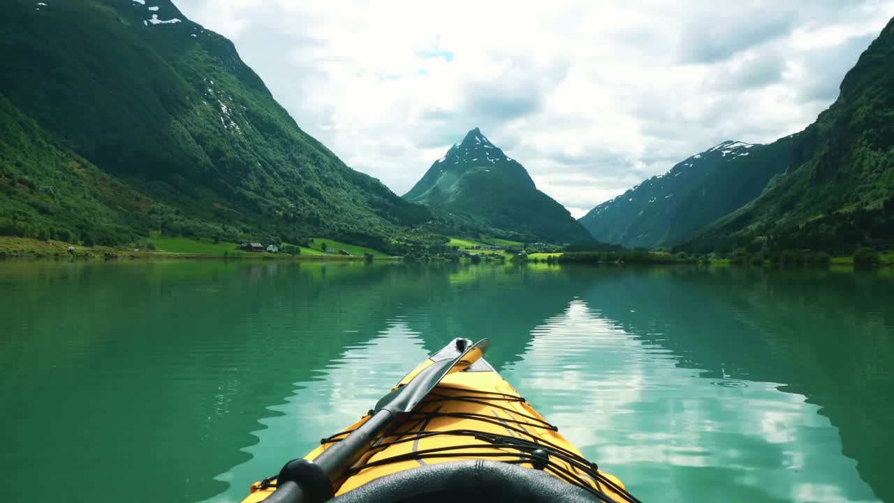 泛舟宽阔的河面，美丽的自然风光。旅游，旅游，POV股票视频视频素材