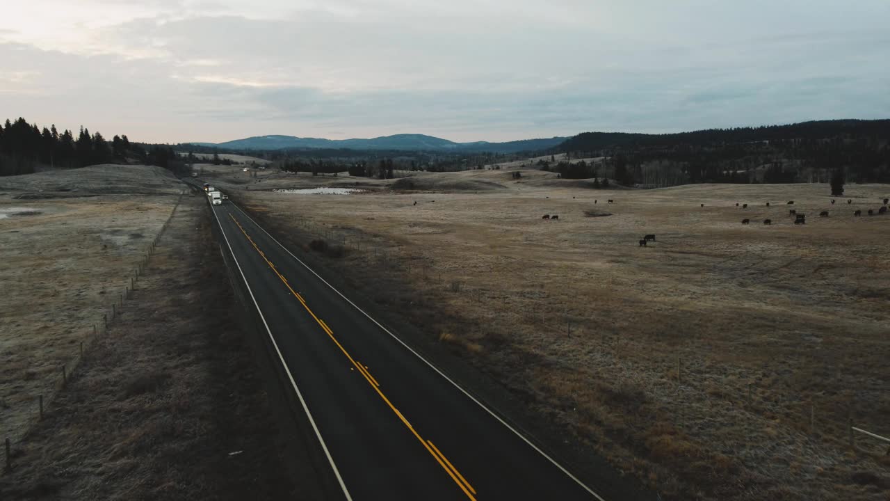 无人机拍摄的一辆载货汽车行驶在乡村公路上视频素材