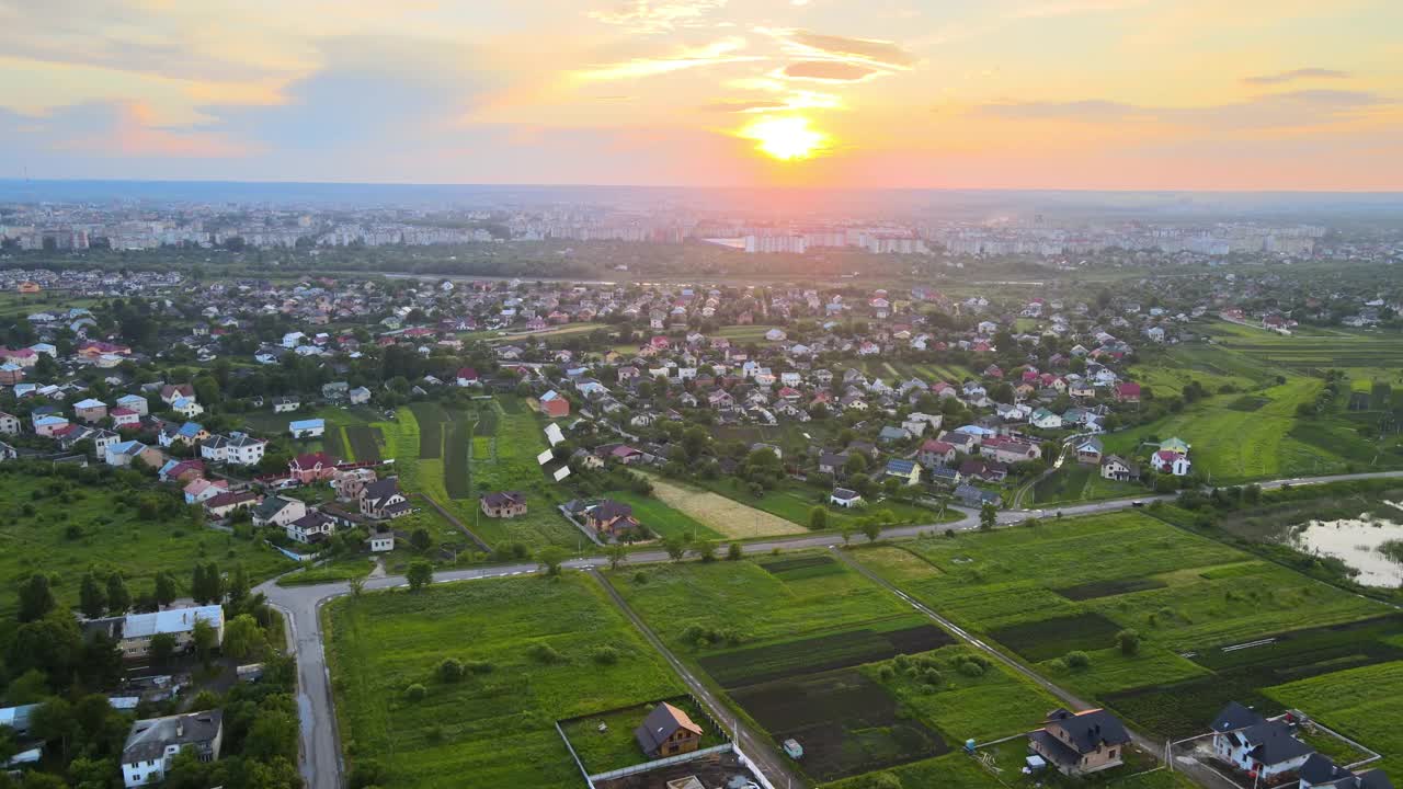 鸟瞰图住宅在郊区农村地区在日落视频素材