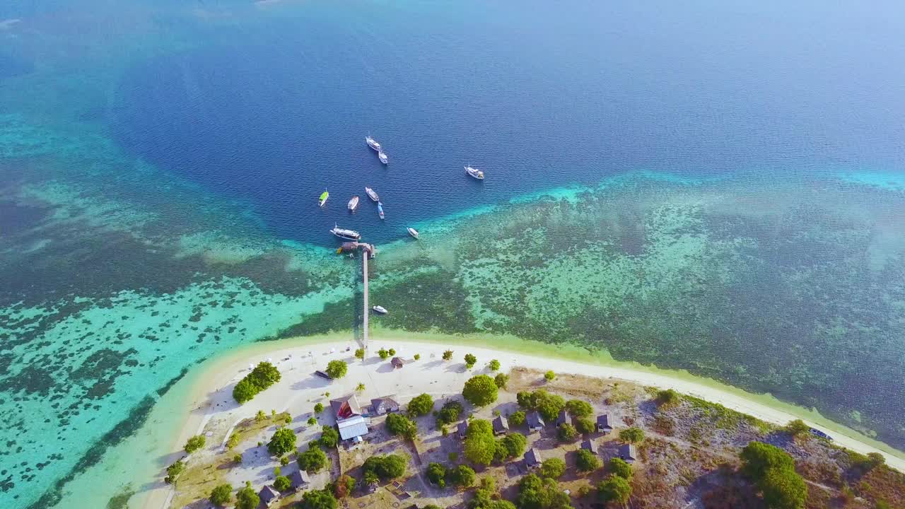 卡那瓦岛度假村木制码头鸟瞰图视频素材