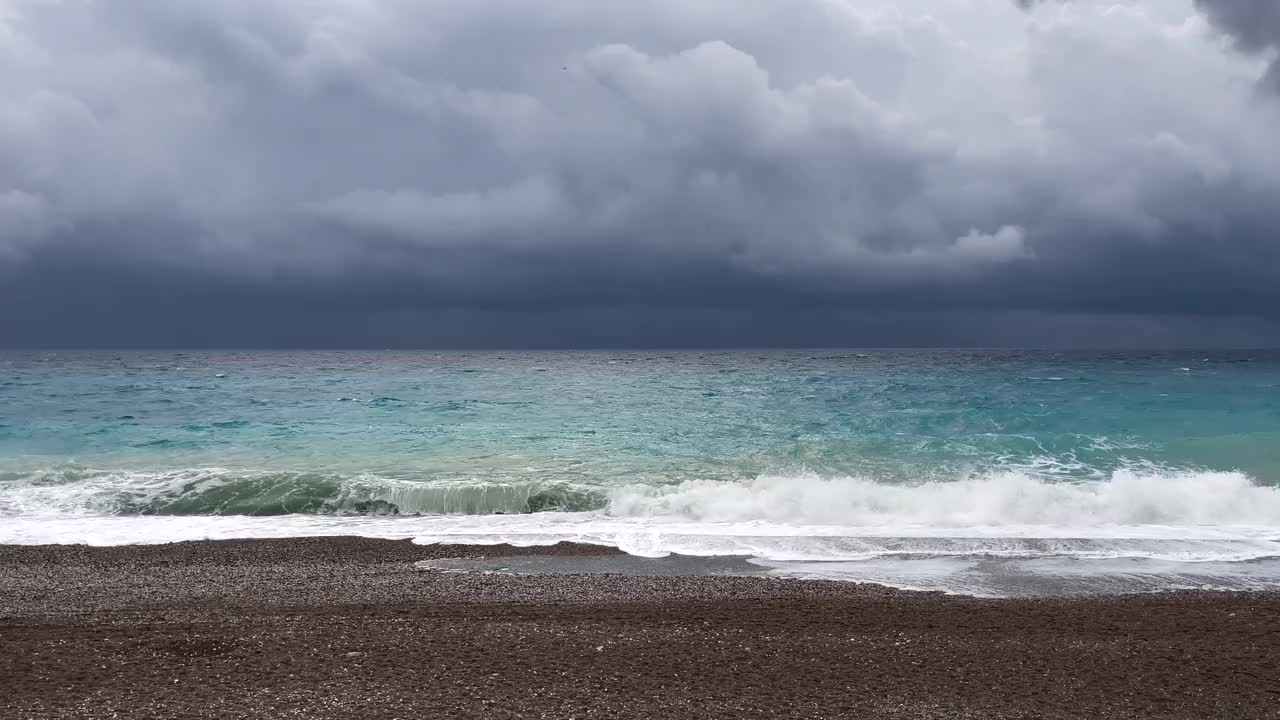 狂风暴雨的一天视频素材