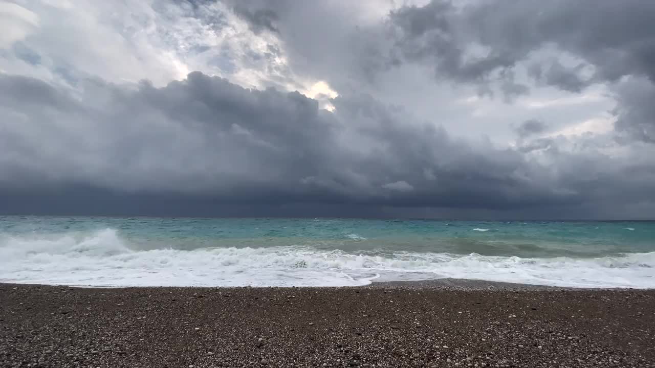 狂风暴雨的一天视频素材