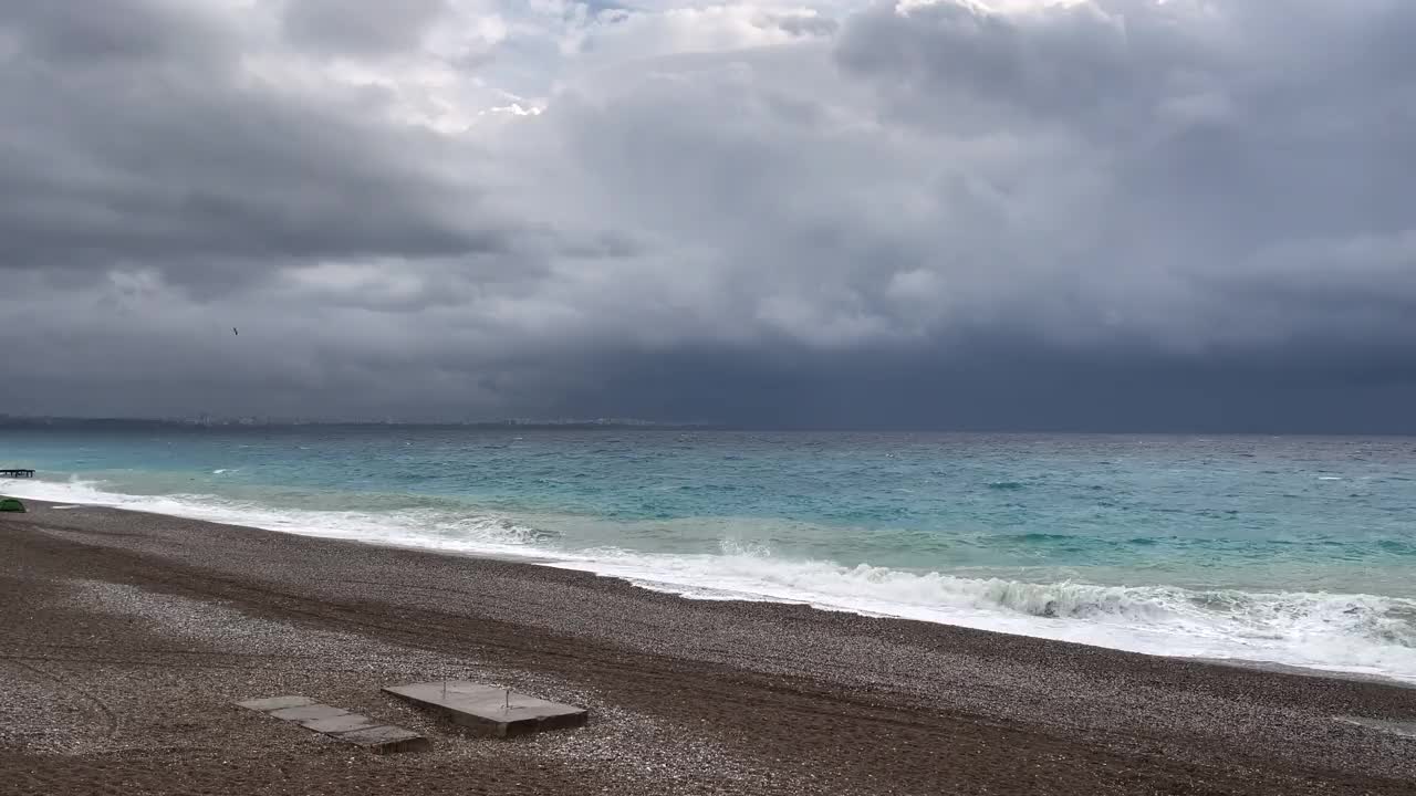 狂风暴雨的一天视频素材