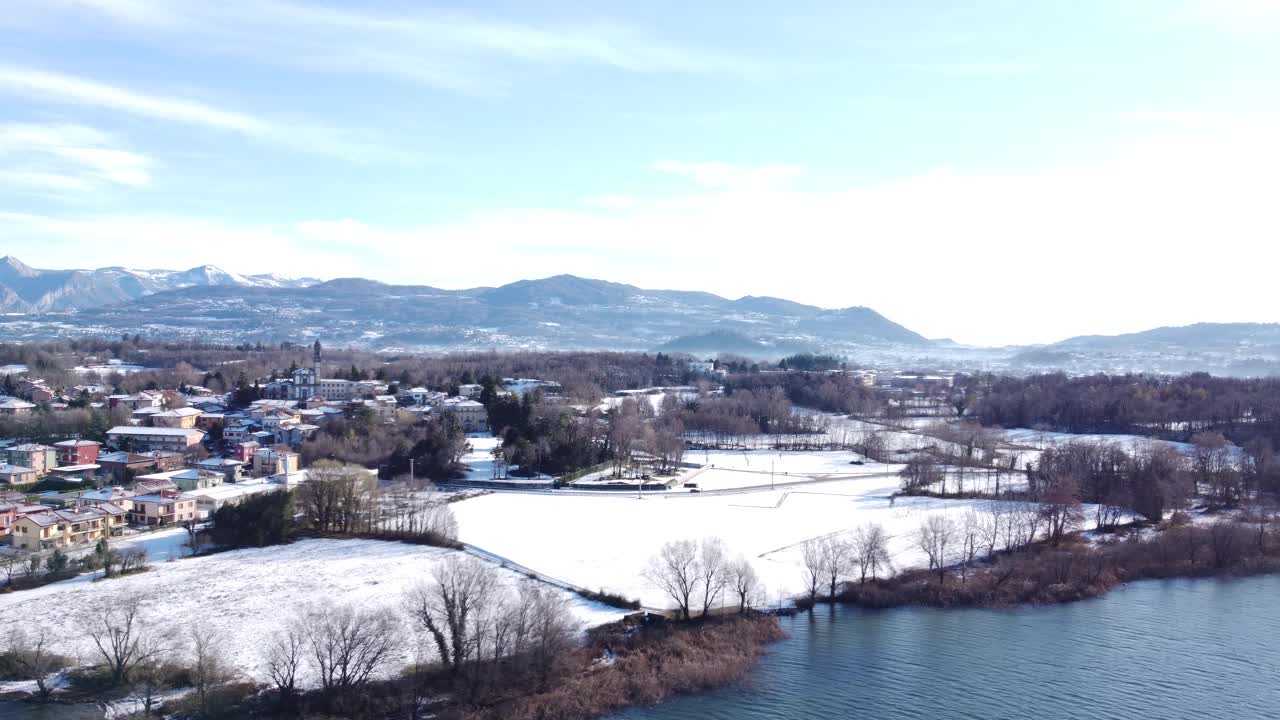 无人机拍摄的降雪后近距离飞行的湖水。俯视图视频素材