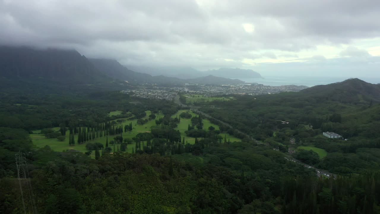 飞越夏威夷瓦胡岛的山谷视频素材