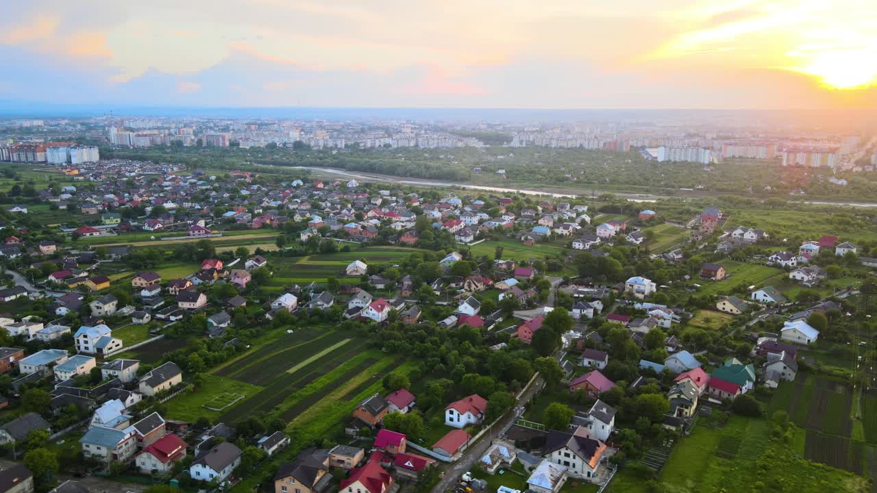 鸟瞰图住宅在郊区农村地区在日落视频素材