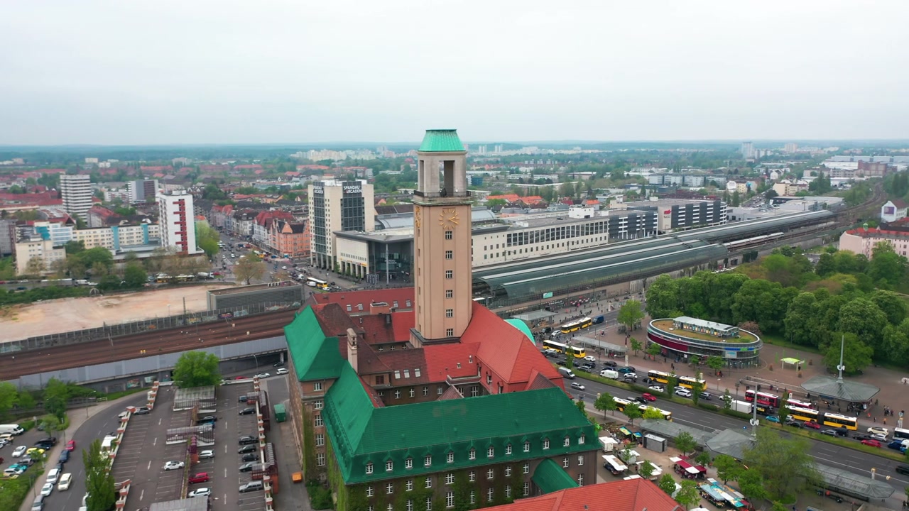 在Rathaus Spandau的高塔上飞行。斯潘道镇市政厅的历史建筑。以火车站为背景的城市。柏林,德国视频素材画面3