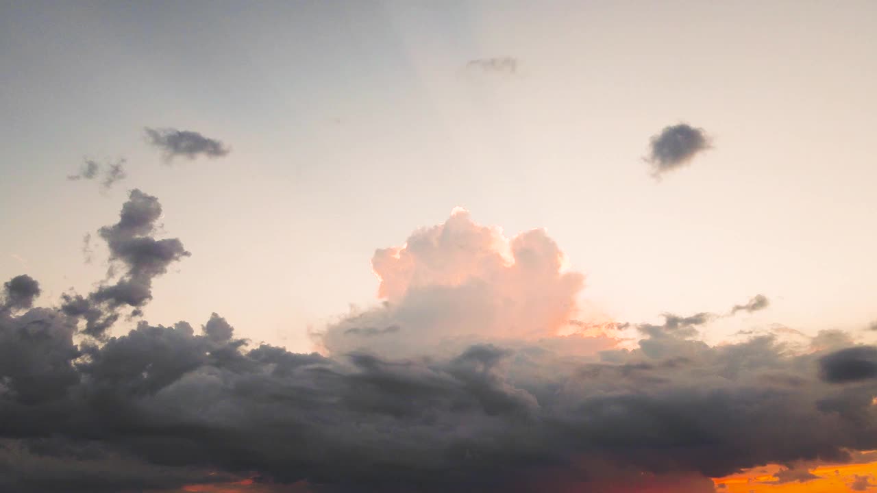 广角全景，黑暗的夜晚天空和灰色的云在阳光下。视频素材