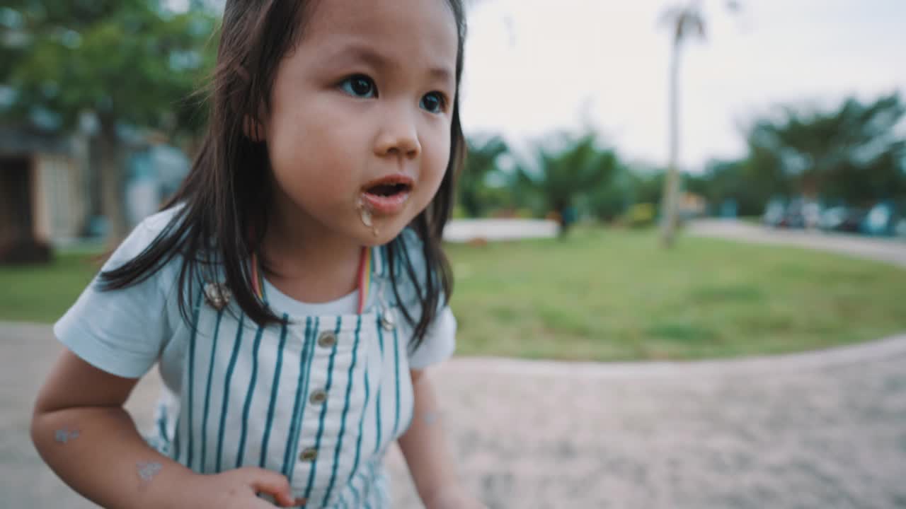 可爱的亚洲女孩吃冰淇淋视频素材