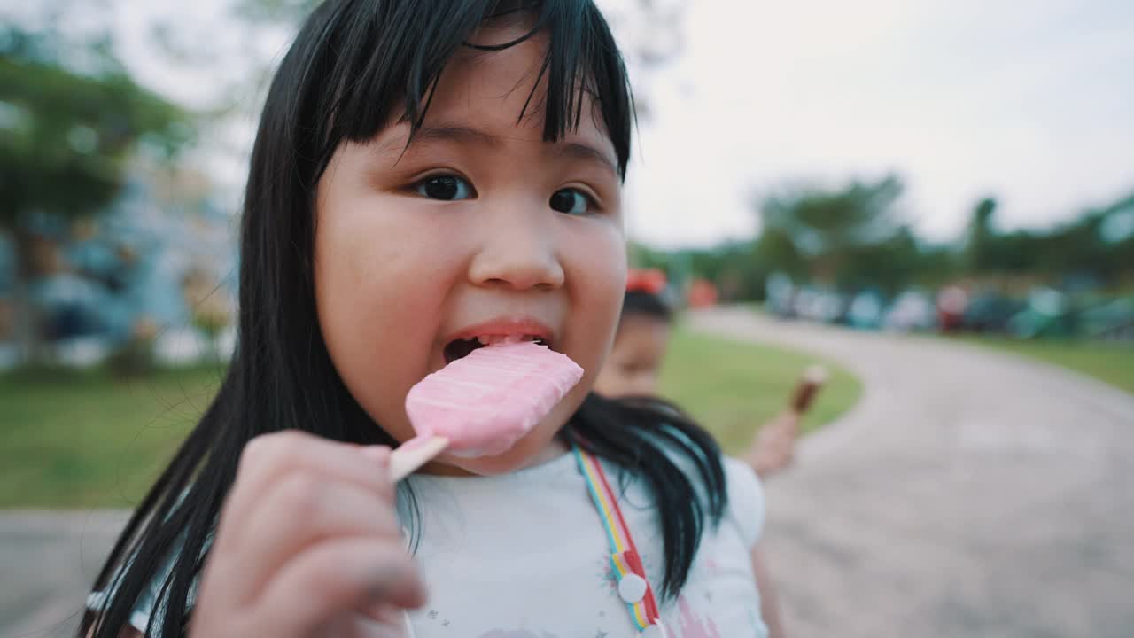 亚洲姐妹和姐妹快乐吃冰淇淋。视频素材