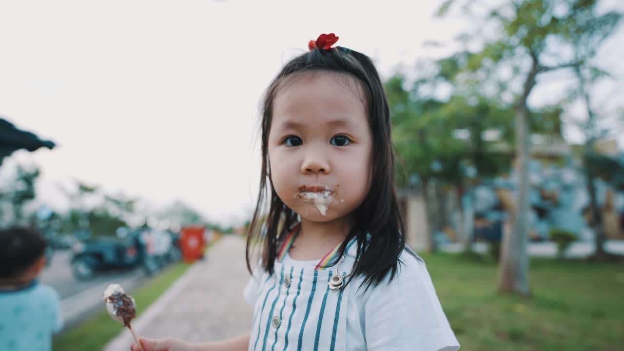 可爱的亚洲女孩吃冰淇淋视频素材