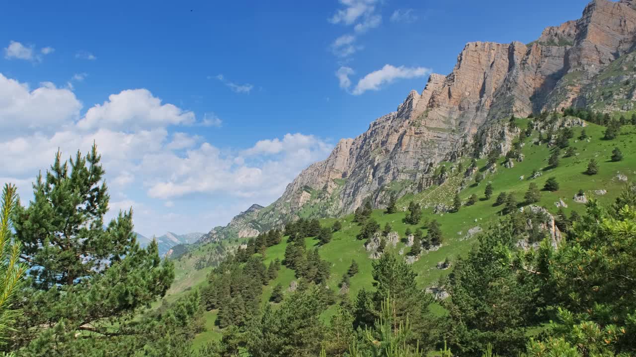 高加索山脉的夏季景观视频素材