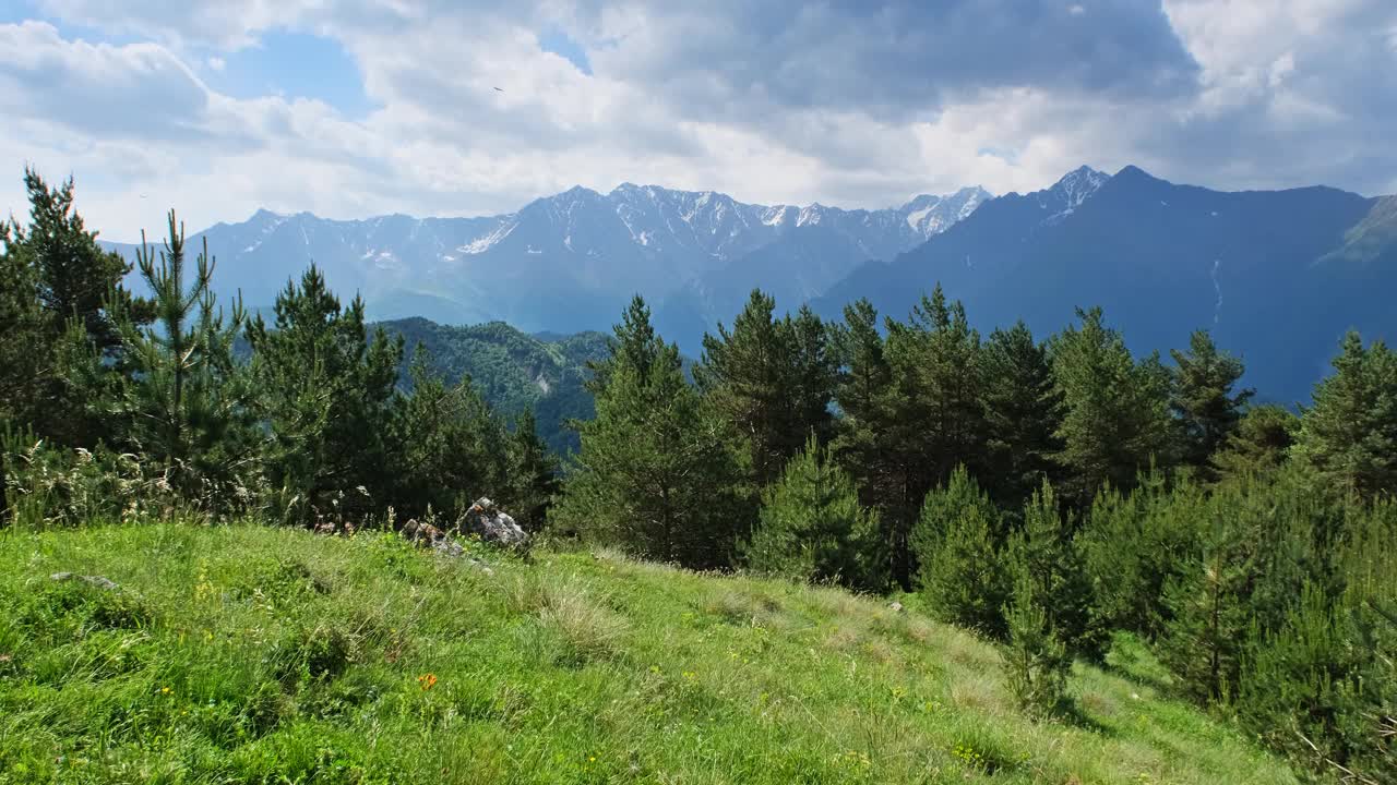 高加索山脉的夏季景观视频素材