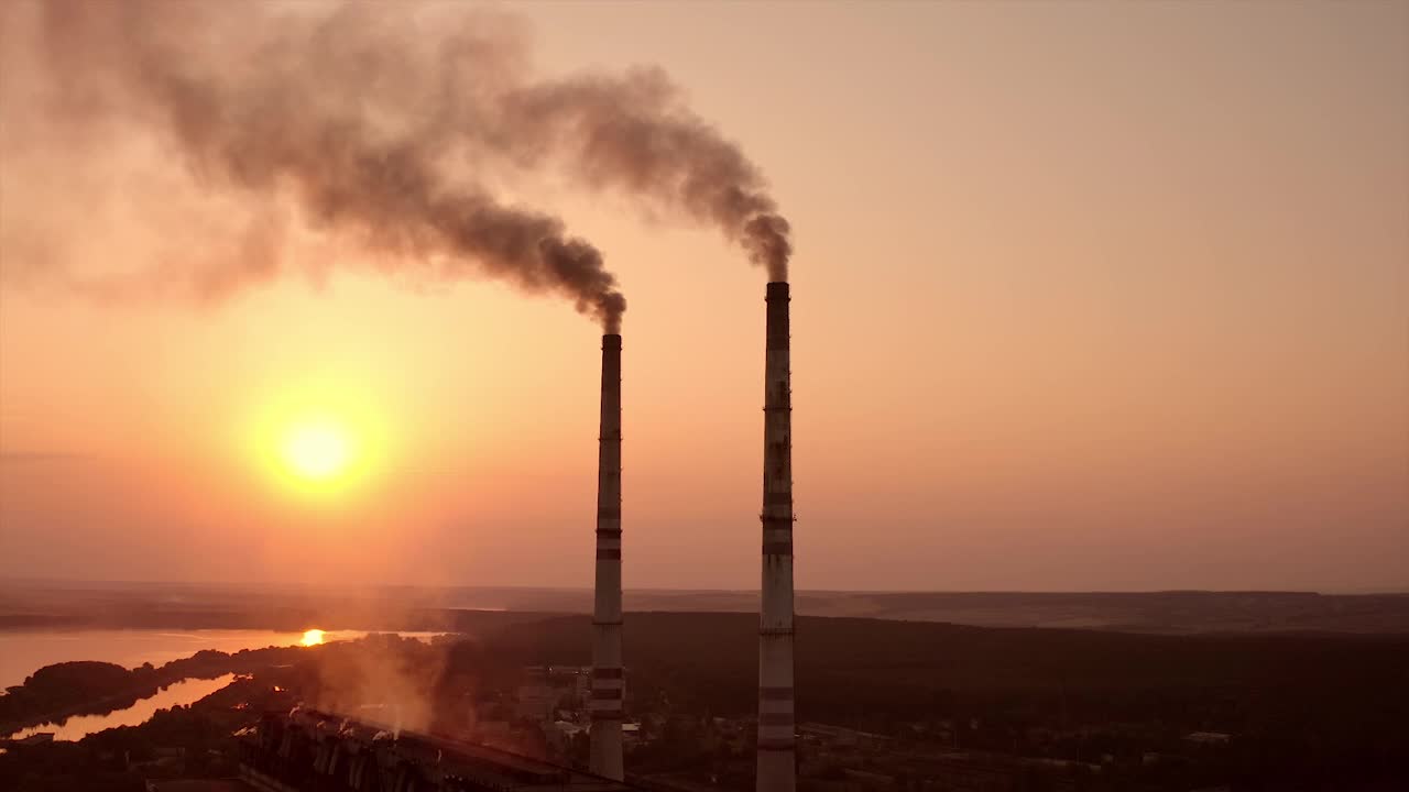 夕阳背景下的电力塔的静态视图。夕阳下的高压电塔。织物的概念。有选择性的重点视频素材