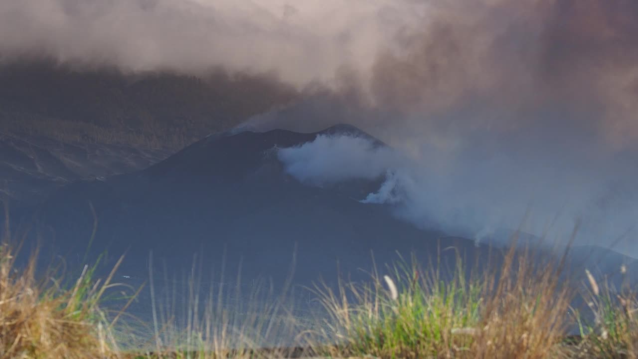 火山爆发的火山口。康伯里维耶哈火山的景象，浓烟和熔岩从火山主锥喷出。视频素材