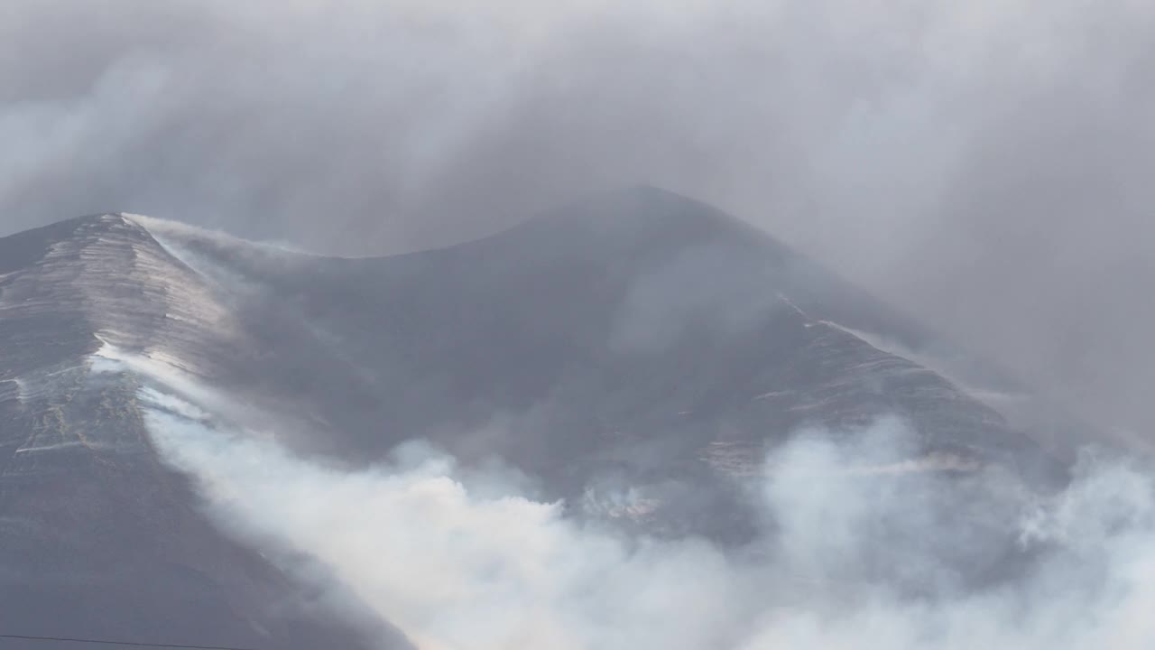 火山爆发的火山口。康伯里维耶哈火山的景象，浓烟和熔岩从火山主锥喷出。视频素材