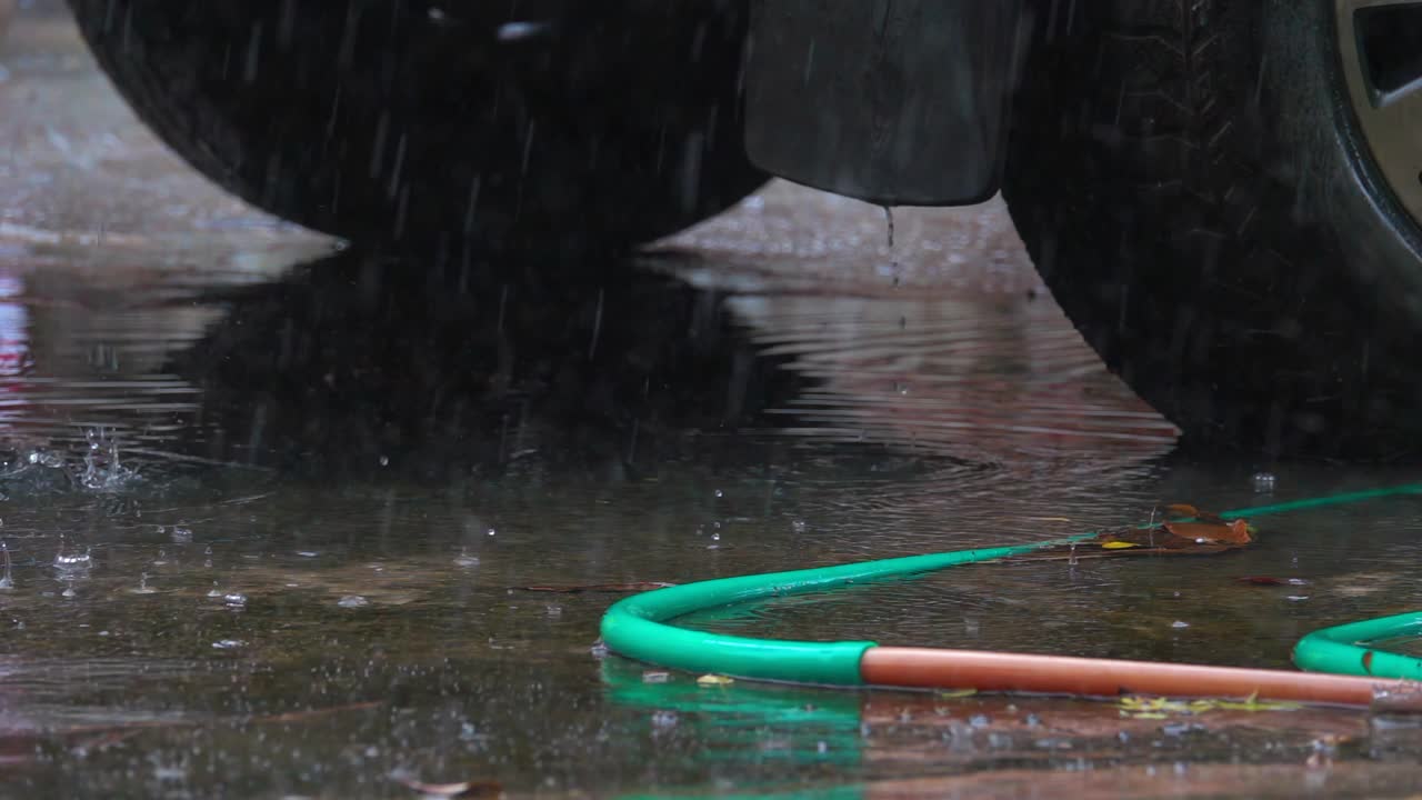 雨落在汽车下的慢动作视频素材