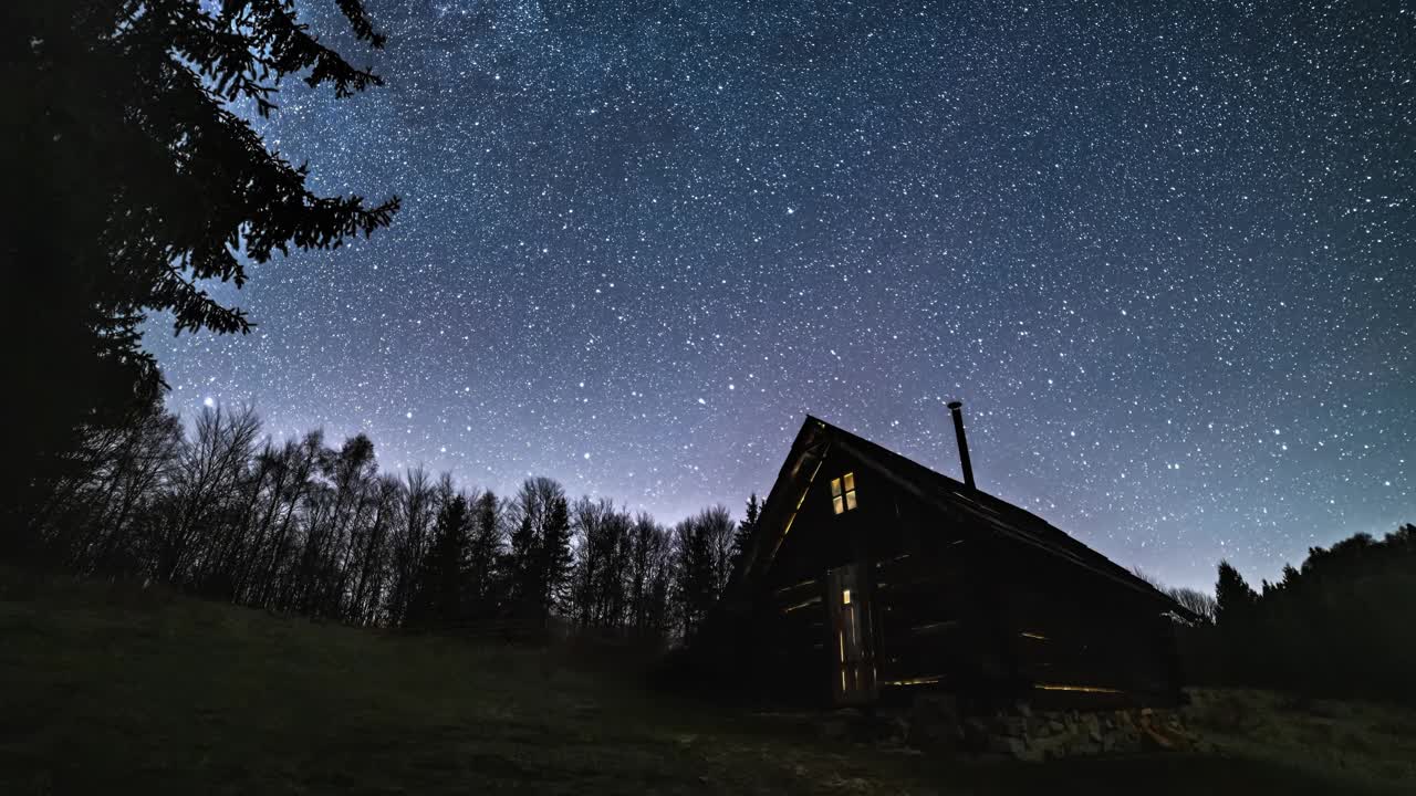 浪漫的星空与银河系快速旋转古老的木屋在野生森林的自然天文学时间推移4k视频素材