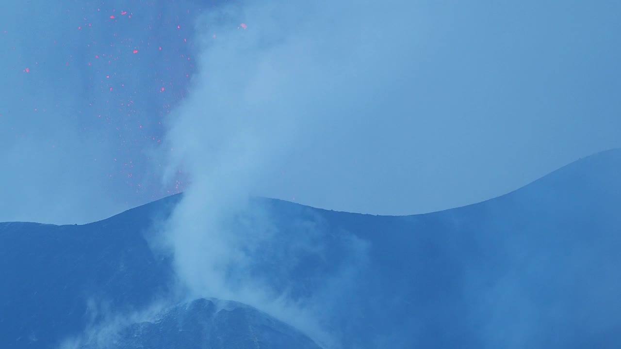 喷发火山的火山口，在日出时喷出火山碎屑。俯瞰康伯维哈火山，浓烟和熔岩柱从主锥中喷出。视频素材