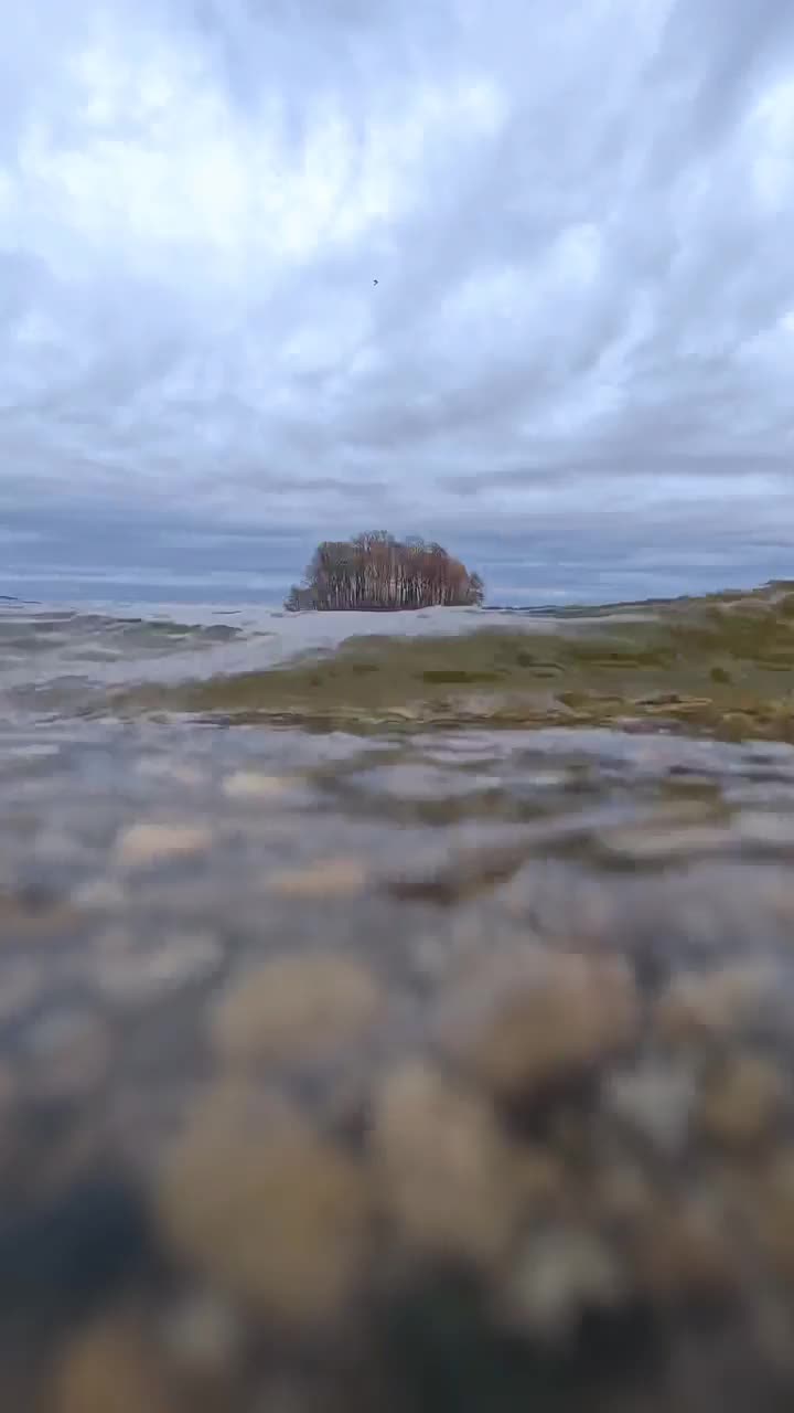 冬天，在湖的地平线上，忧郁的天空和岛屿相遇。视频素材