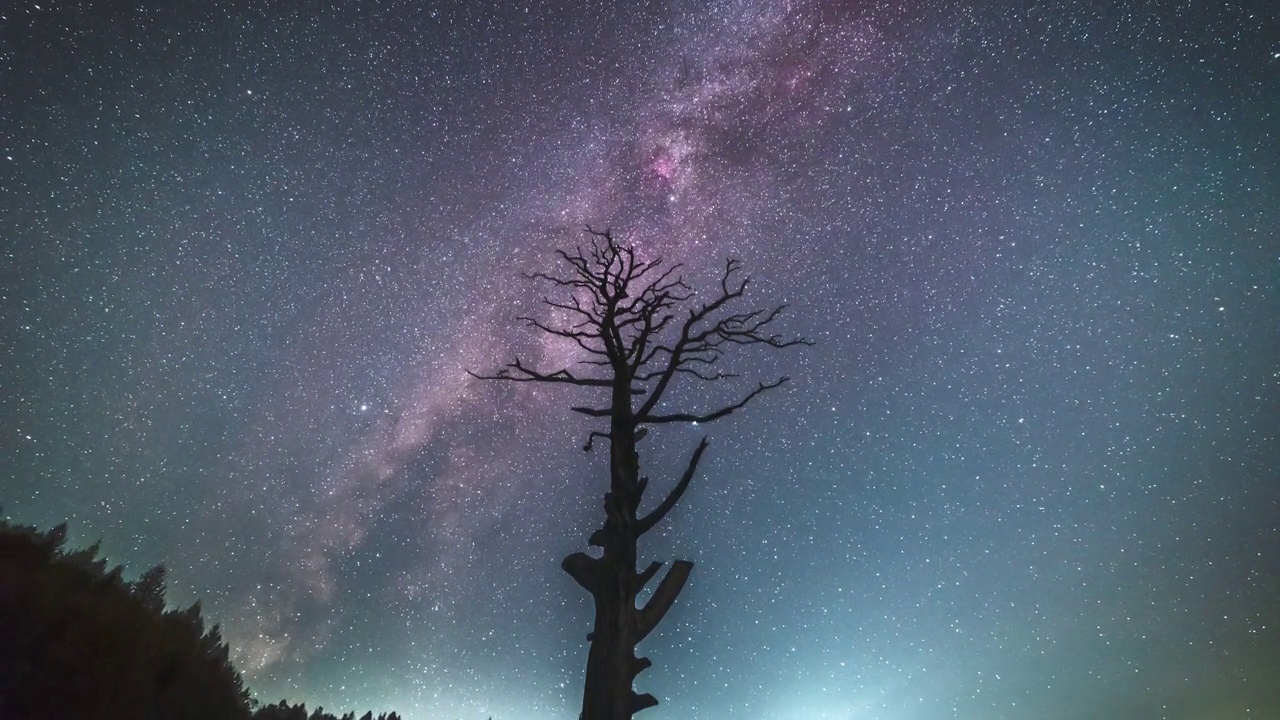 自然景观——韩国江原道麟溪郡夜空中的银河视频素材