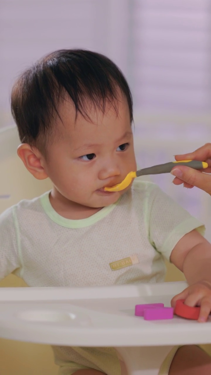年轻母亲喂养婴儿视频素材画面2