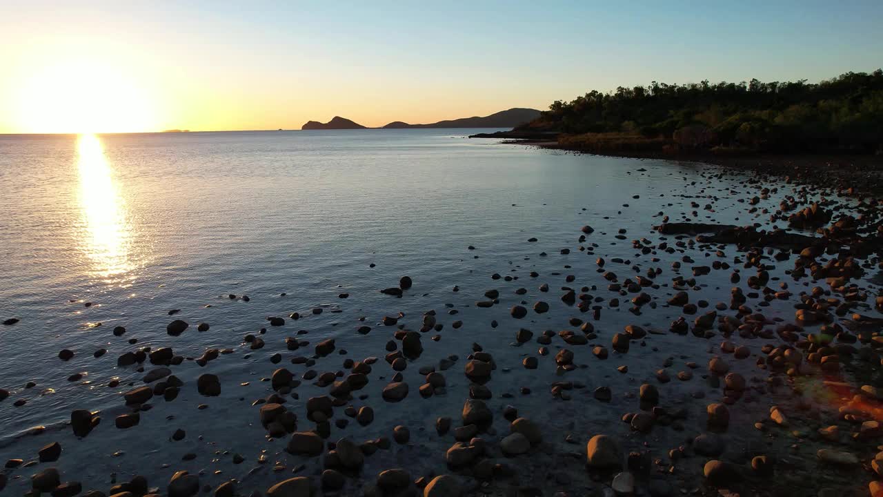 澳大利亚格洛斯特角水上和海岸线上日出的空中照片视频下载