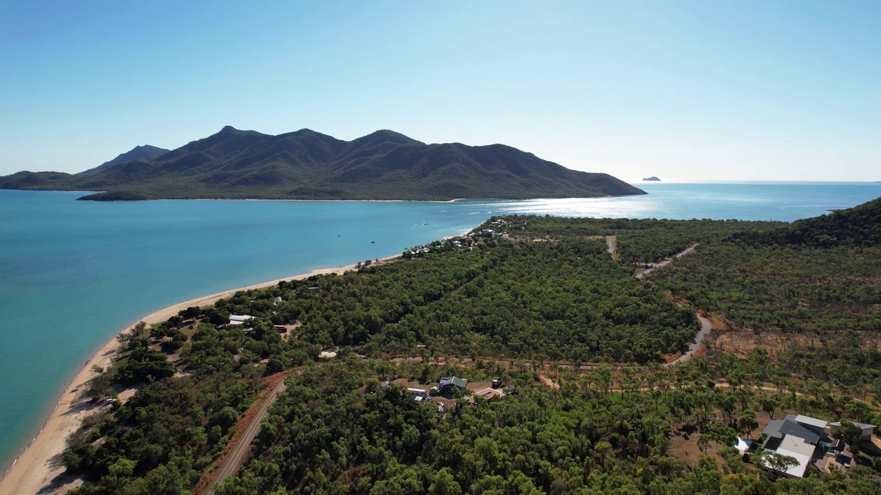 澳大利亚格洛斯特角海滨住宅的空中俯瞰视频素材