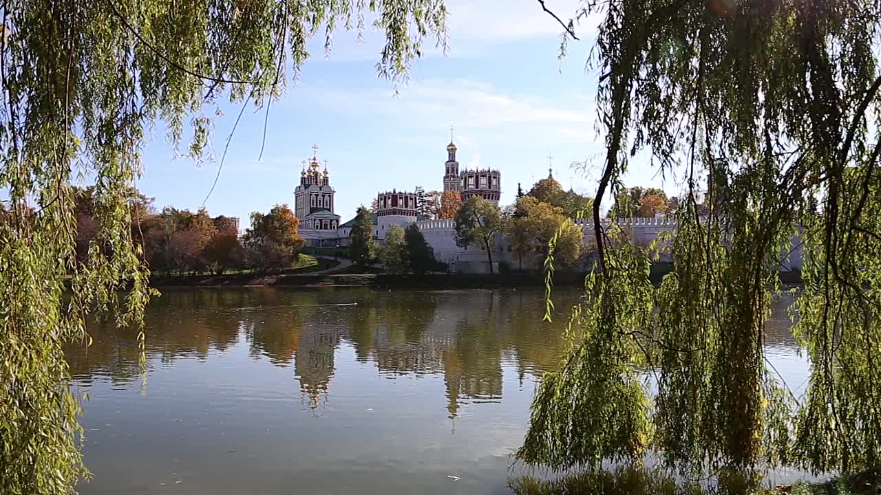 一个阳光明媚的秋日，新devichy修道院(Bogoroditse-Smolensky修道院)和一个巨大的新devichy池塘。莫斯科,俄罗斯视频素材