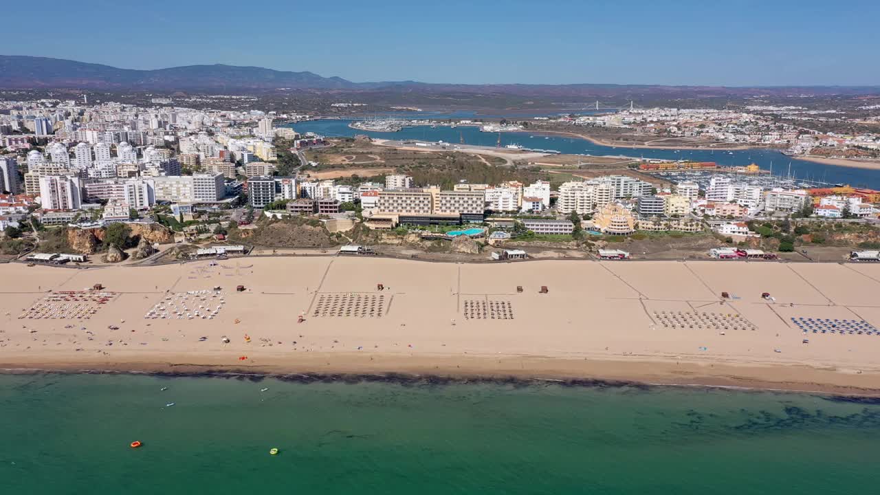 从空中俯瞰葡萄牙南部城市Portimao的美丽景色，俯瞰美丽的海滩和清澈的蓝色大海。视频素材