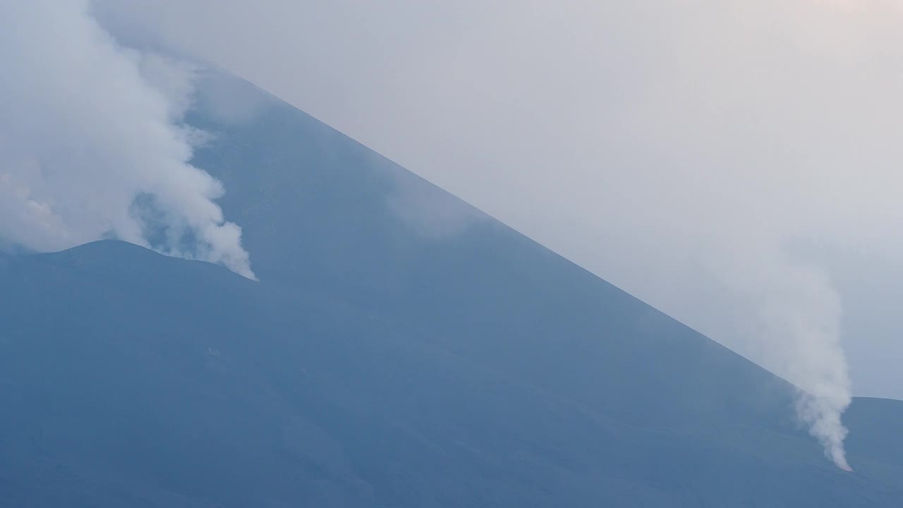 火山喷发，火山口附近的火山侧面有喷气口。俯瞰康伯维哈火山，浓烟和熔岩柱从主锥中喷出。视频素材