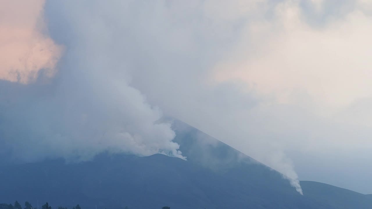 火山口喷发的火山的火山口俯瞰康伯维哈火山，浓烟和熔岩柱从主锥中喷出。视频素材