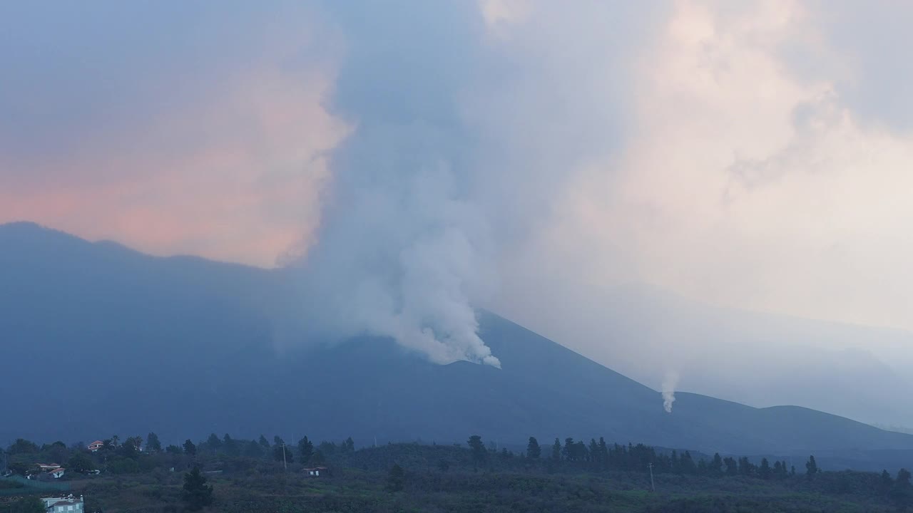 火山口喷发的火山的火山口俯瞰康伯维哈火山，浓烟和熔岩柱从主锥中喷出。视频素材