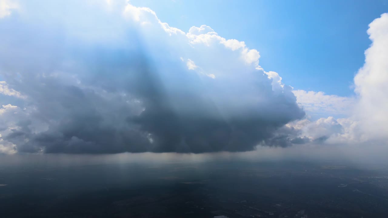 高空的暗积云在暴雨前形成的鸟瞰图视频素材