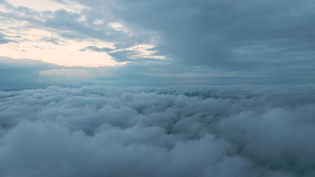 从飞机窗口高空俯瞰，在暴雨前形成的蓬松的积云覆盖着大地视频素材