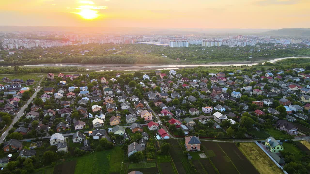 日落时分郊区乡村住宅的鸟瞰图。视频素材