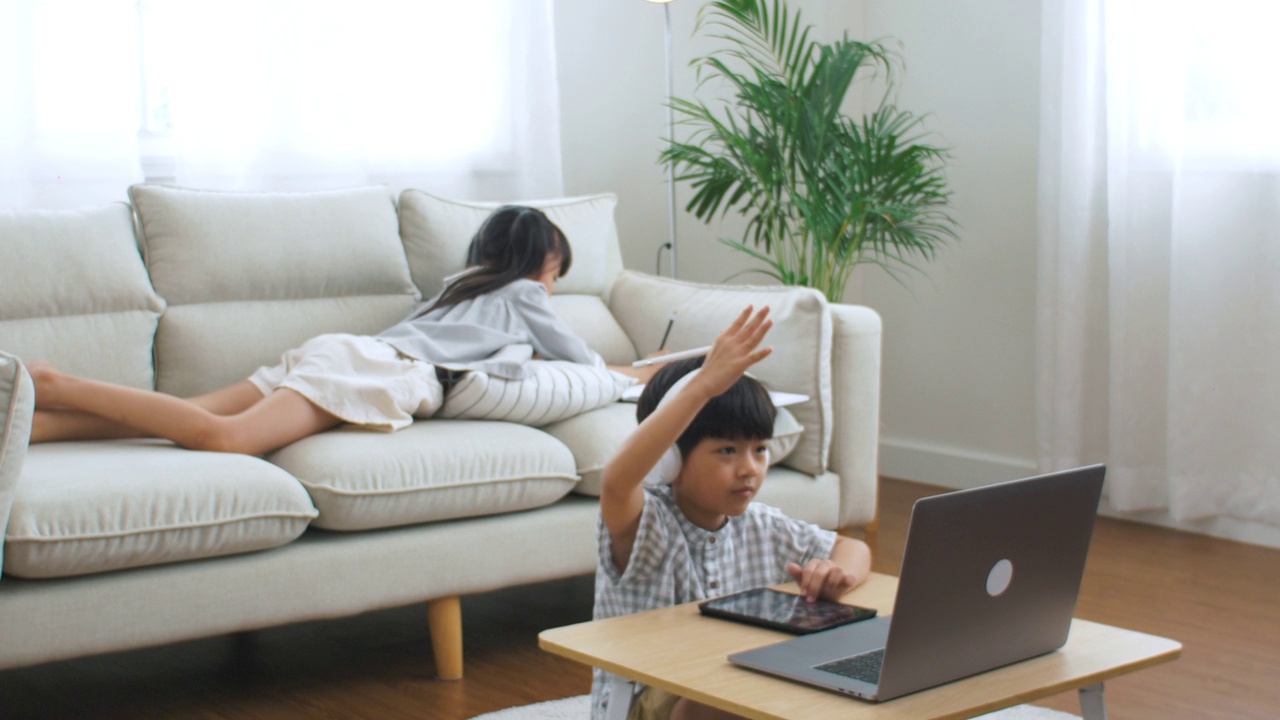 孩子在学校学习在线课程视频素材画面1