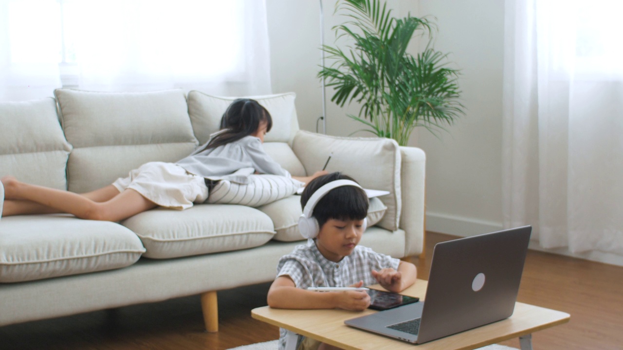 孩子在学校学习在线课程视频素材画面2
