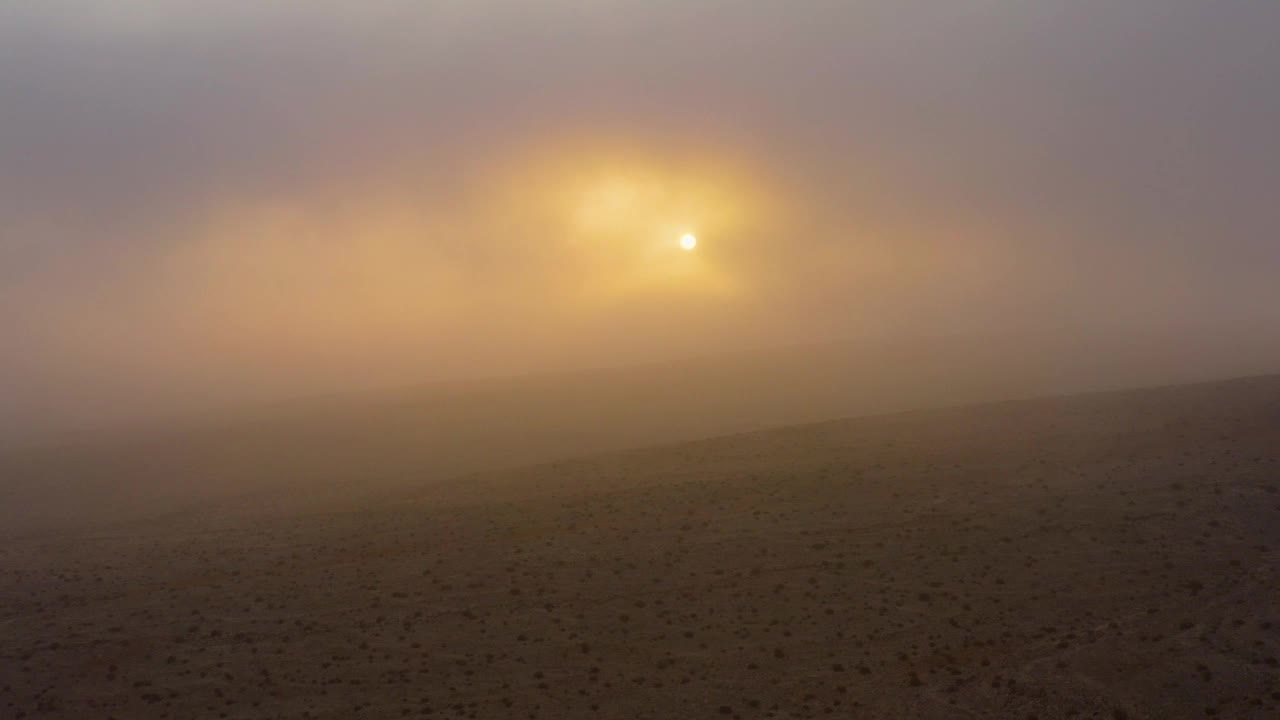 飞过美丽的阳光灿烂的云景。蓬松的云在天空上轻轻移动，阳光灿烂视频素材