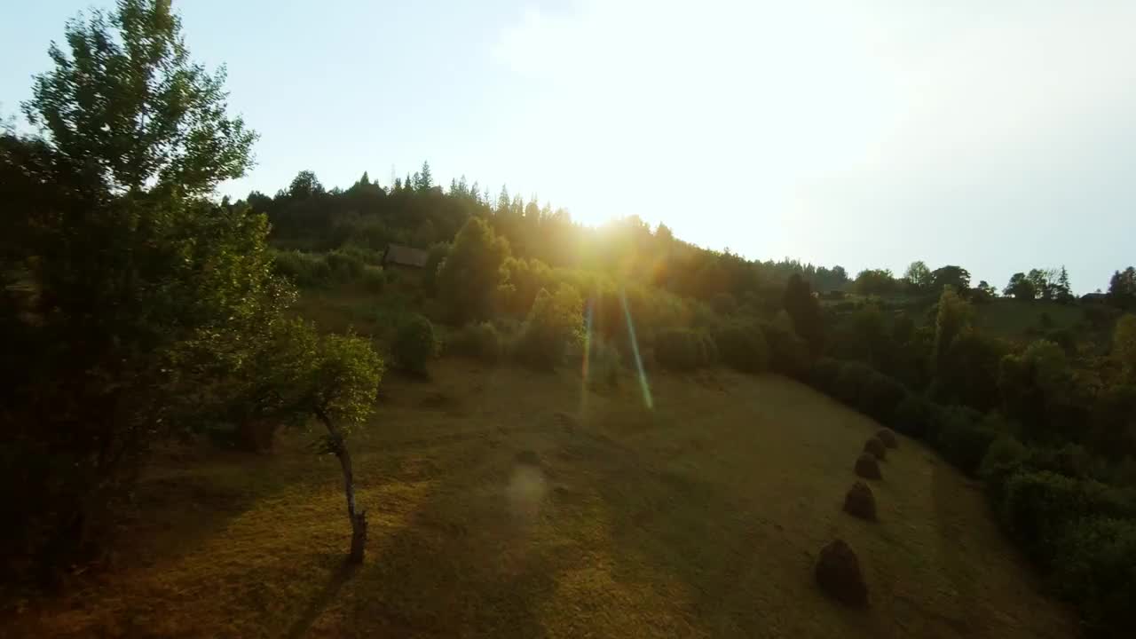 FPV无人机航拍:在夏季日落的山林中飞行。视频素材