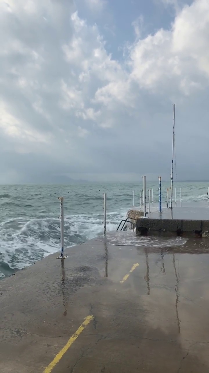 海浪拍打着码头。视频素材