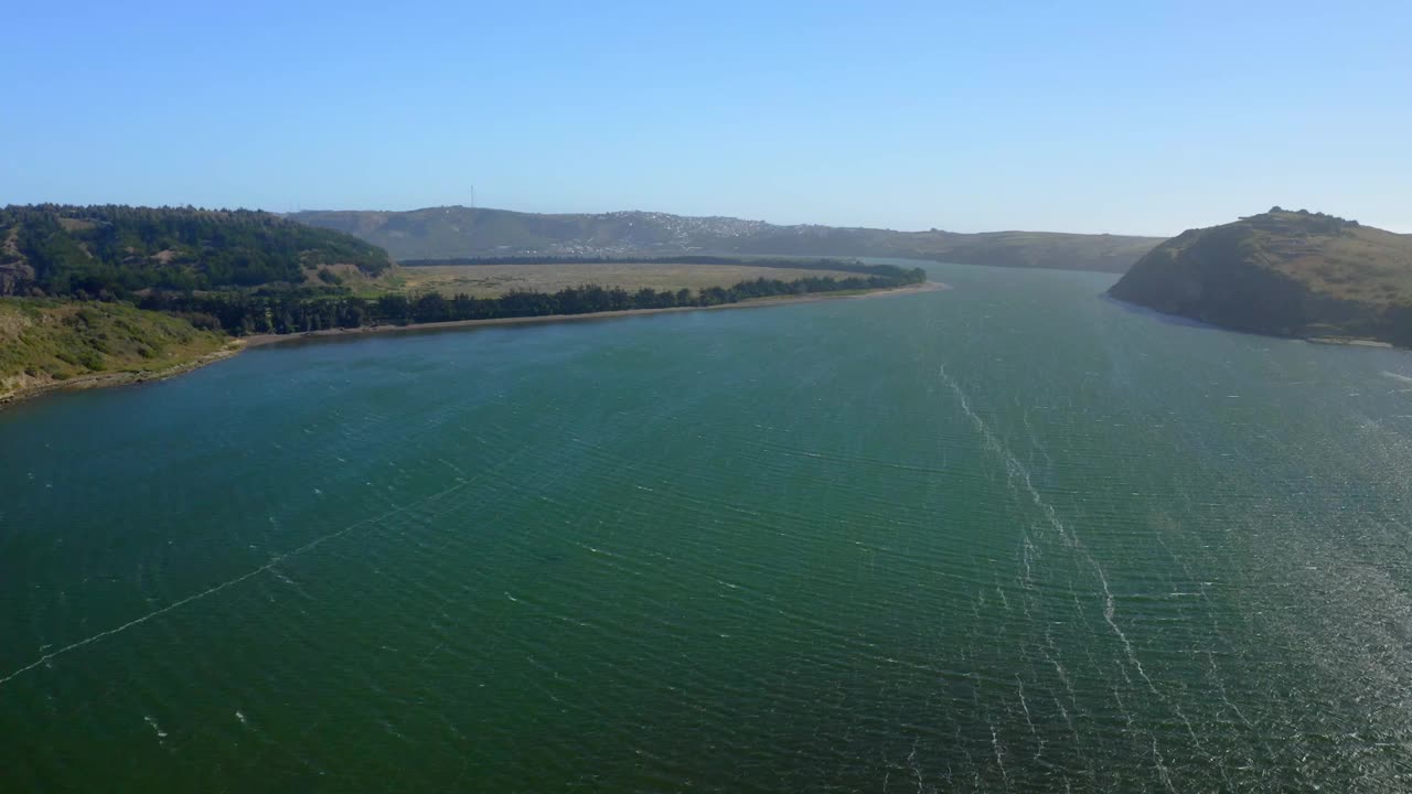 拉博卡是练习水上运动的地方，如风筝冲浪，风帆冲浪的风景在纳维达科穆纳附近的马坦萨斯和puertecillo智利视频下载