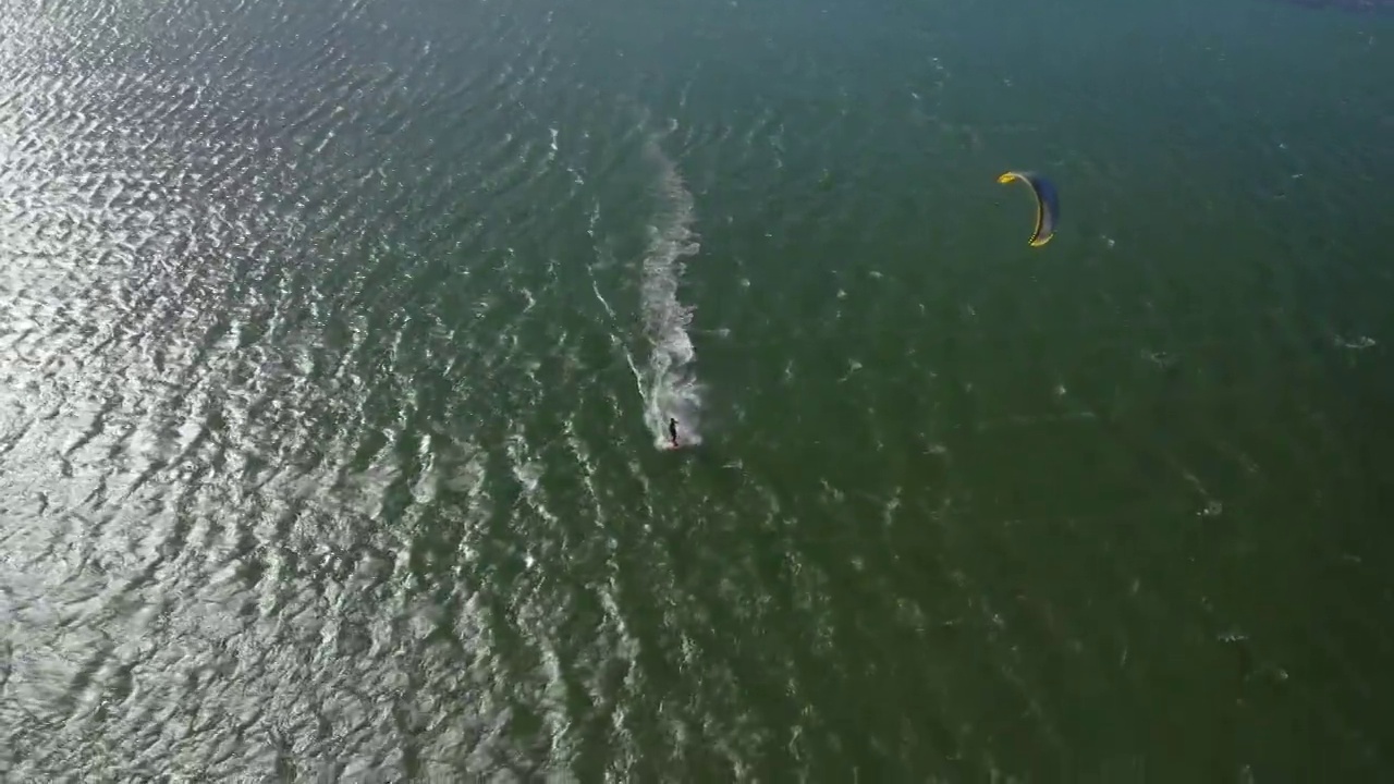 智利塞克斯塔省纳维达的拉博卡。河口的夏日空中冲浪。kitesurf视频下载