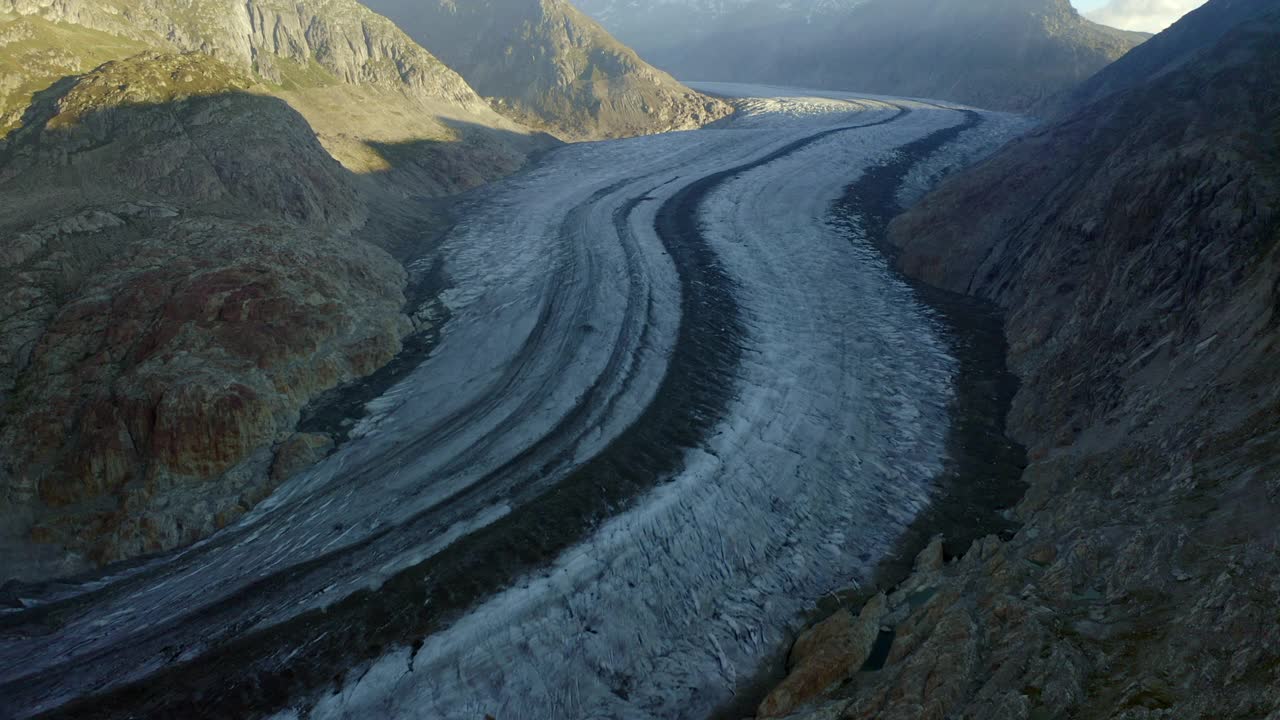 欧洲阿尔卑斯山的空中美丽的镜头，无人机飞行在冰川上向前- Bettmeralp，瑞士视频素材