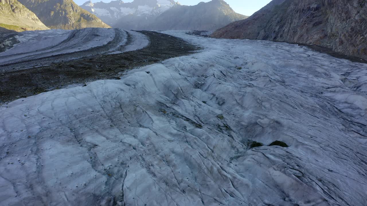 空中风景拍摄的山对清晰的天空，无人机飞行在白色的景观- Bettmeralp，瑞士视频素材