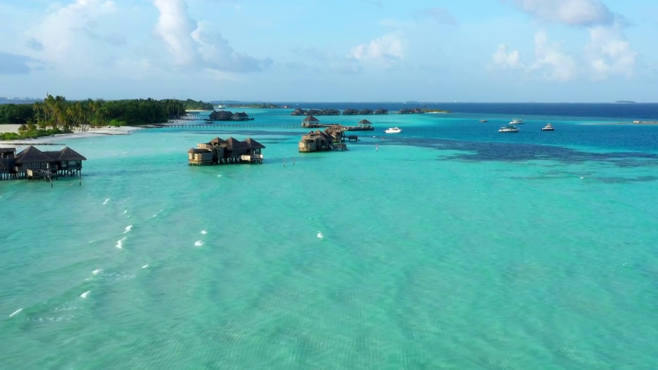 救生员小屋的航拍风景，无人机飞行在绿松石海洋-马尔代夫，马尔代夫视频素材